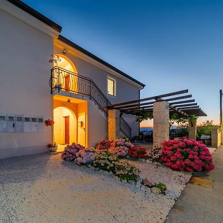 Apartments Bugenvila Brzac Apartman *