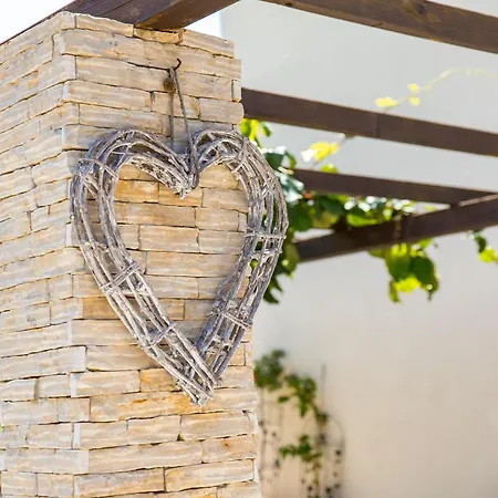 Bugenvila Apartman *