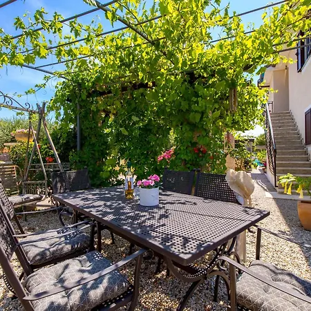 Apartman Bugenvila *